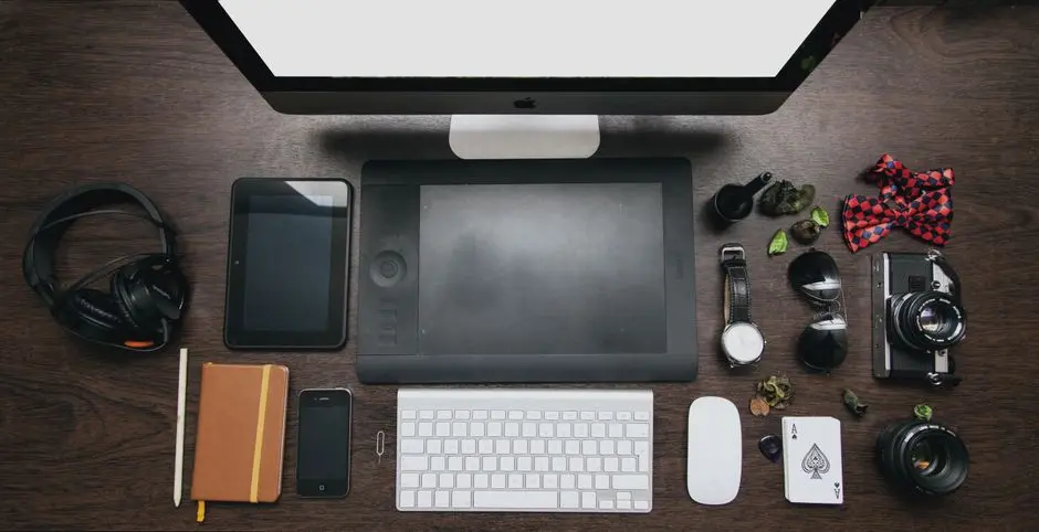 Meja dengan beberapa gadget terpercaya untuk kebutuhan sehari-hari